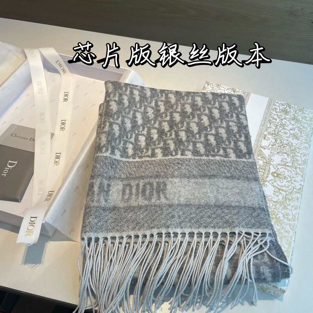 芯片版银丝线高品质Dior（迪奥）最新款 · 这款 Oblique 印花围巾重新诠释 Dior 经典标识