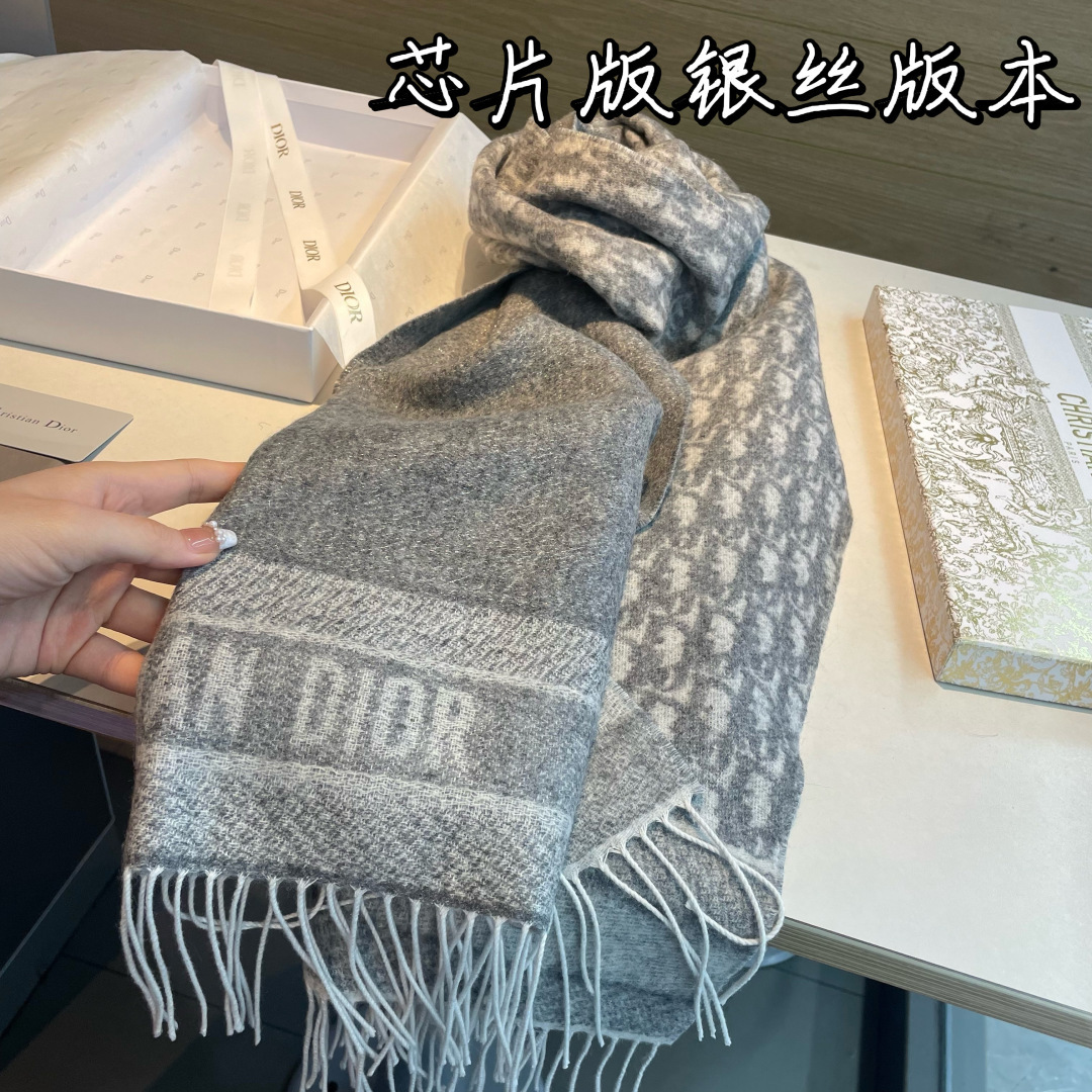 芯片版银丝线高品质Dior（迪奥）最新款 · 这款 Oblique 印花围巾重新诠释 Dior 经典标识