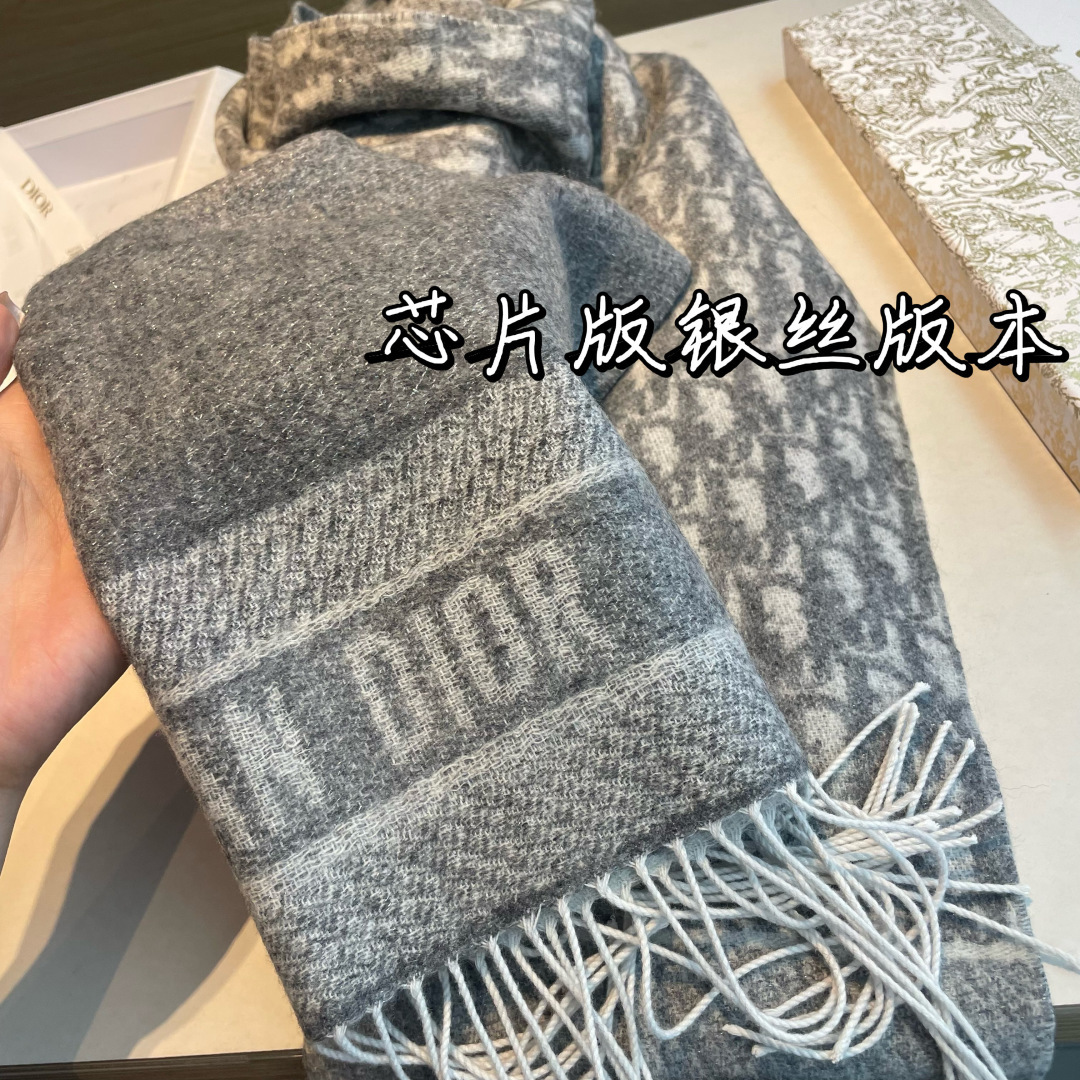 芯片版银丝线高品质Dior（迪奥）最新款 · 这款 Oblique 印花围巾重新诠释 Dior 经典标识