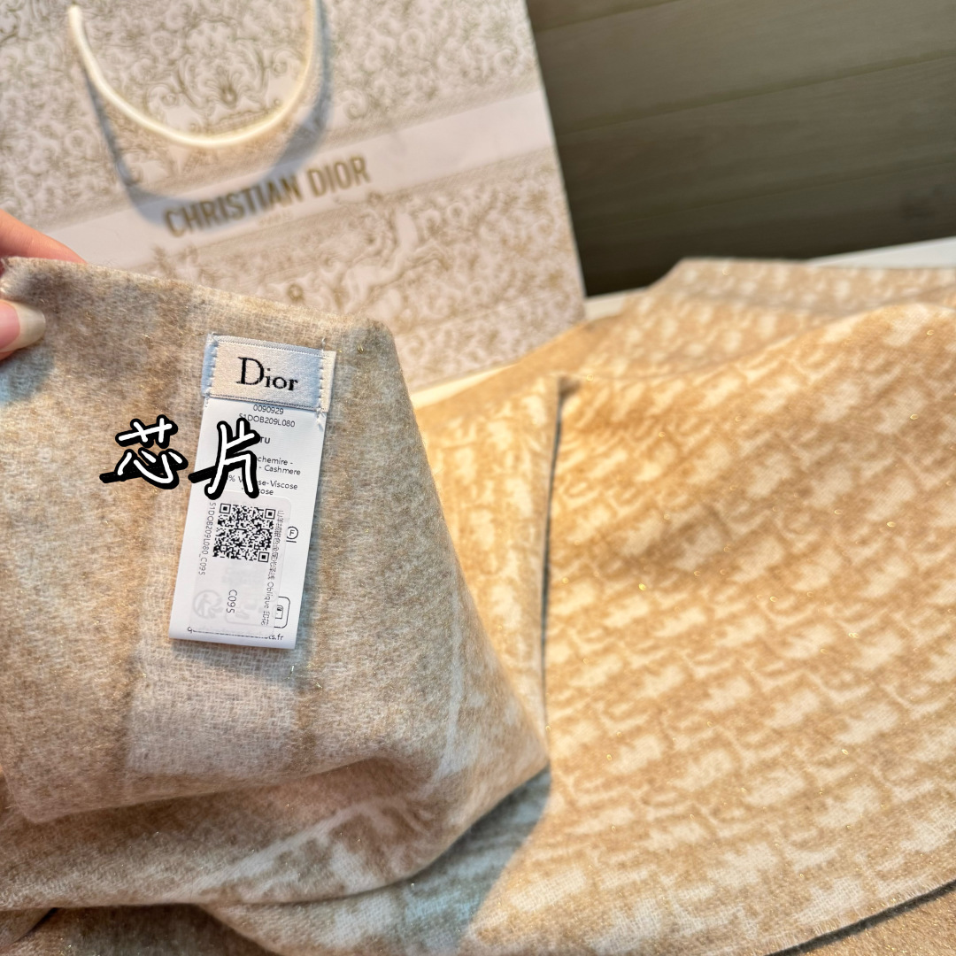 芯片版银丝线高品质Dior（迪奥）最新款 · 这款 Oblique 印花围巾重新诠释 Dior 经典标识