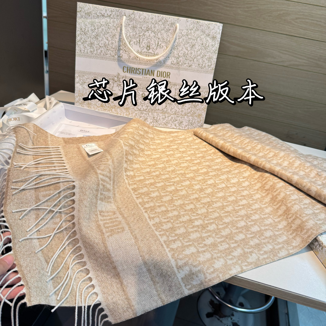 芯片版银丝线高品质Dior（迪奥）最新款 · 这款 Oblique 印花围巾重新诠释 Dior 经典标识