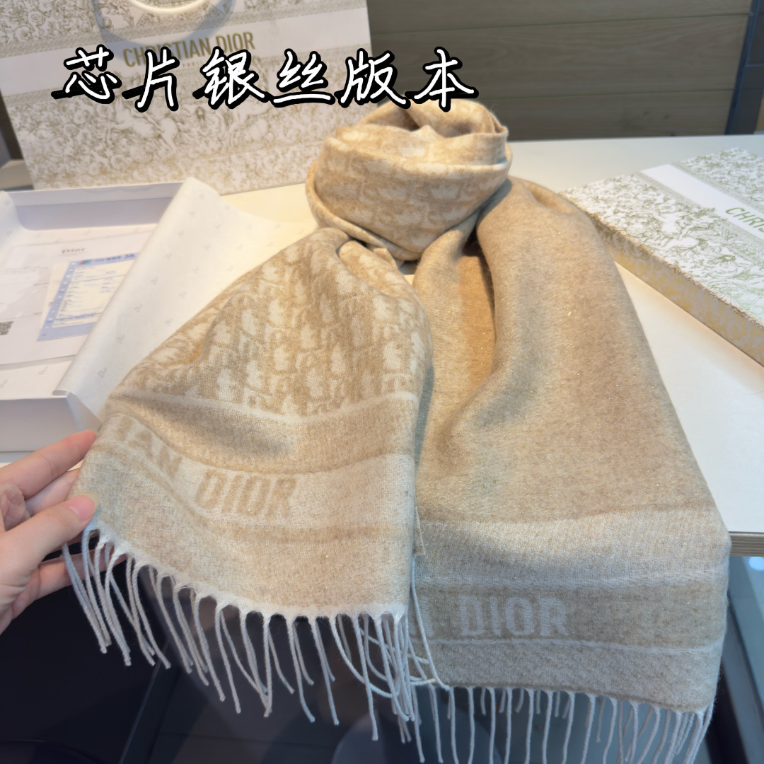 芯片版银丝线高品质Dior（迪奥）最新款 · 这款 Oblique 印花围巾重新诠释 Dior 经典标识
