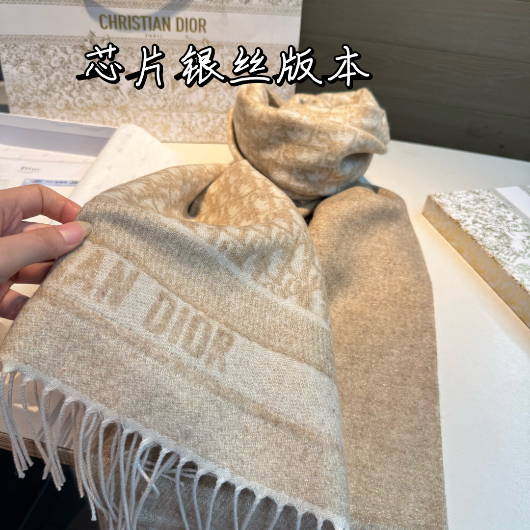 芯片版银丝线高品质Dior（迪奥）最新款 · 这款 Oblique 印花围巾重新诠释 Dior 经典标识