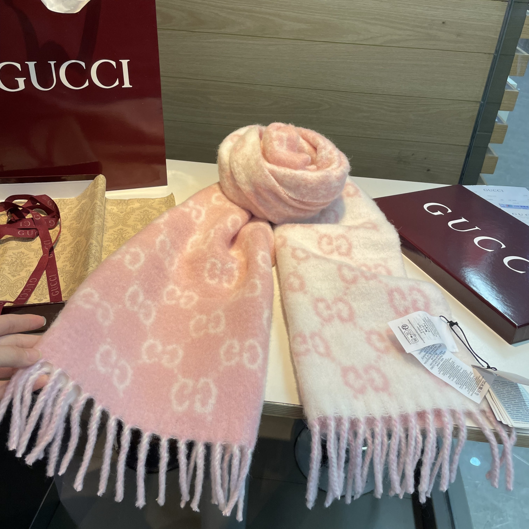 原单对版质量💝Gucci渐变色围巾🧣＂2026早春系列女士软配饰焕新诠释品牌标志性图案。这款围巾以羊驼毛