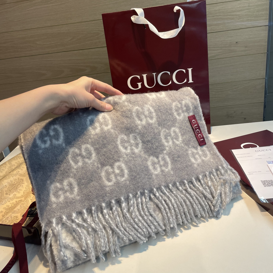 原单对版质量💝Gucci渐变色围巾🧣＂2026早春系列女士软配饰焕新诠释品牌标志性图案。这款围巾以羊驼毛