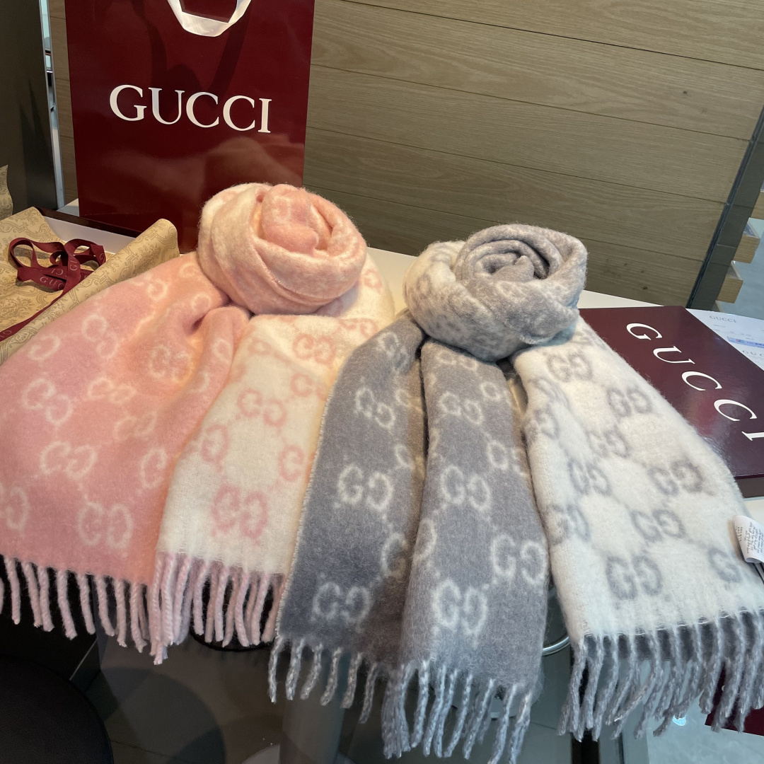 原单对版质量💝Gucci渐变色围巾🧣＂2026早春系列女士软配饰焕新诠释品牌标志性图案。这款围巾以羊驼毛