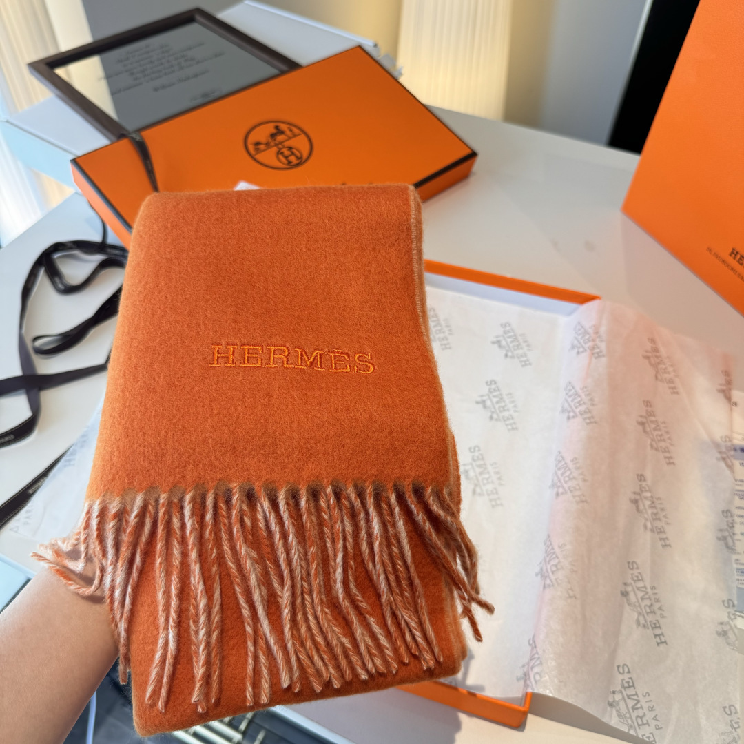 HERMFS【爱马仕】巴黎时装展双面羊绒围巾！采用蒙古高原细羊绒！手感满满地都是细腻的绒毛！这个价格绝对