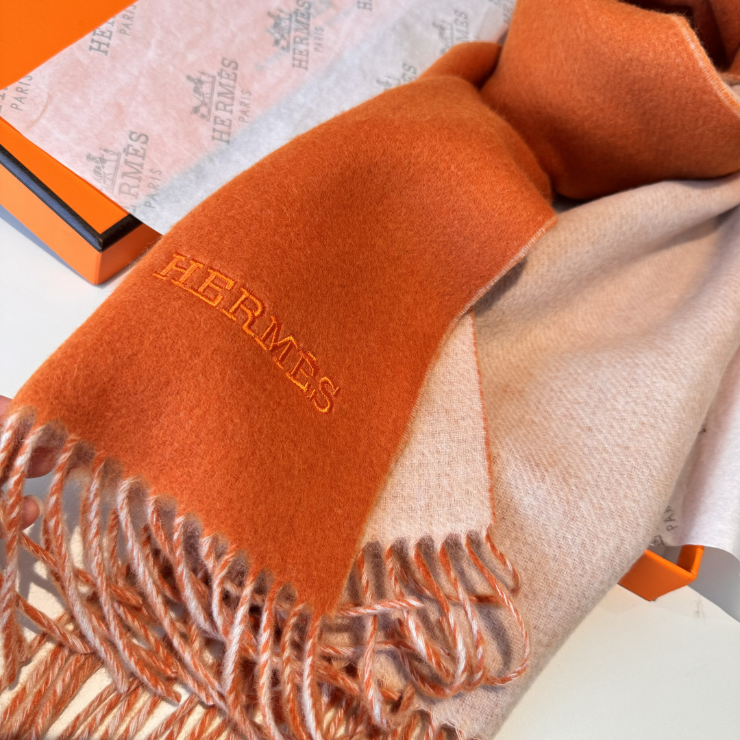 HERMFS【爱马仕】巴黎时装展双面羊绒围巾！采用蒙古高原细羊绒！手感满满地都是细腻的绒毛！这个价格绝对