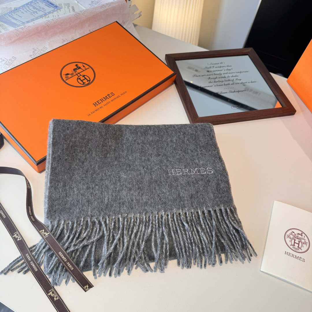 HERMFS【爱马仕】巴黎时装展双面羊绒围巾！采用蒙古高原细羊绒！手感满满地都是细腻的绒毛！这个价格绝对