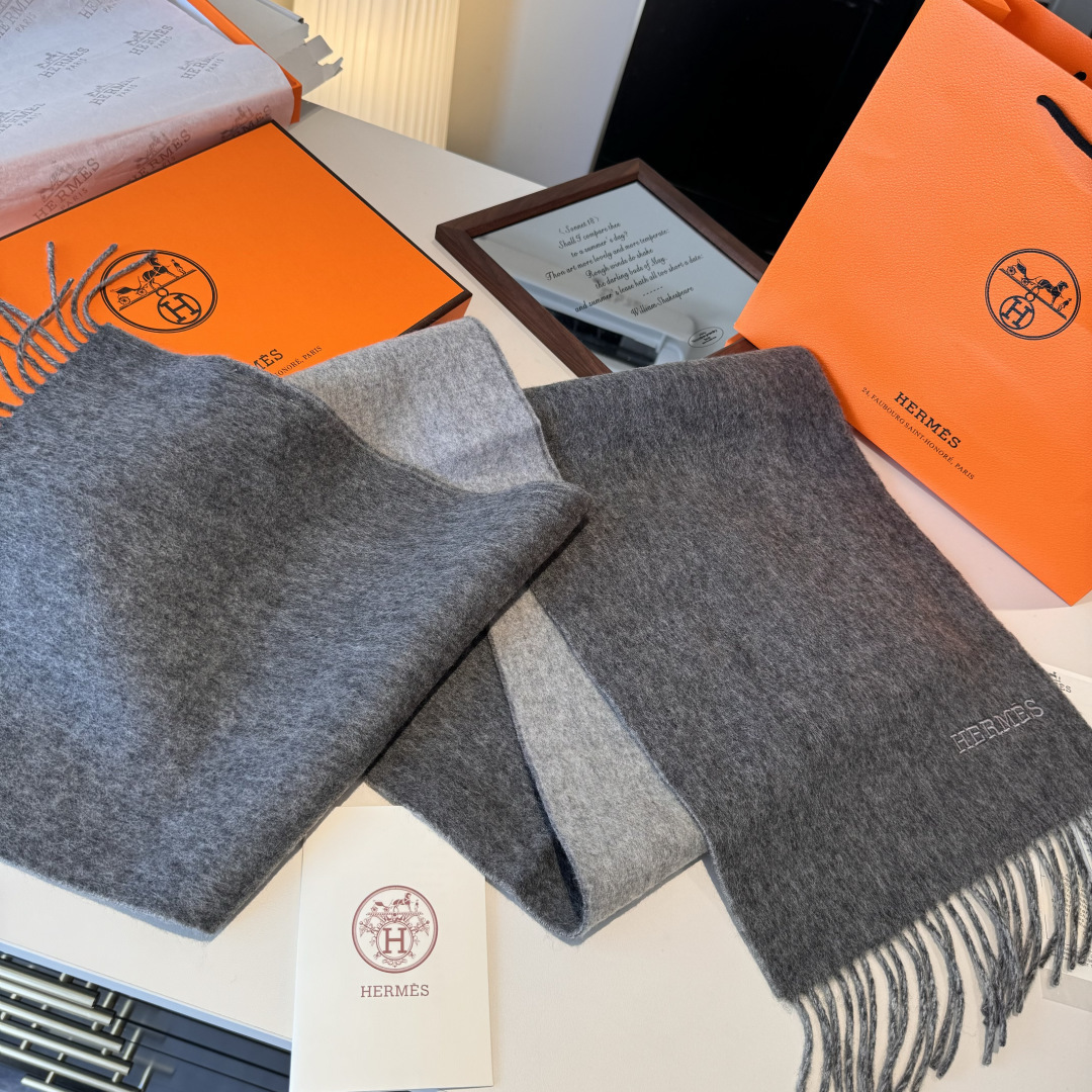HERMFS【爱马仕】巴黎时装展双面羊绒围巾！采用蒙古高原细羊绒！手感满满地都是细腻的绒毛！这个价格绝对