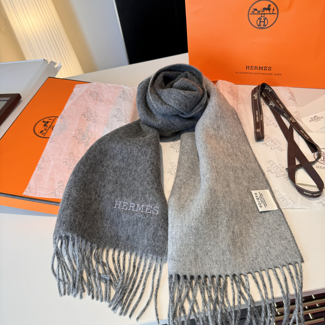 HERMFS【爱马仕】巴黎时装展双面羊绒围巾！采用蒙古高原细羊绒！手感满满地都是细腻的绒毛！这个价格绝对
