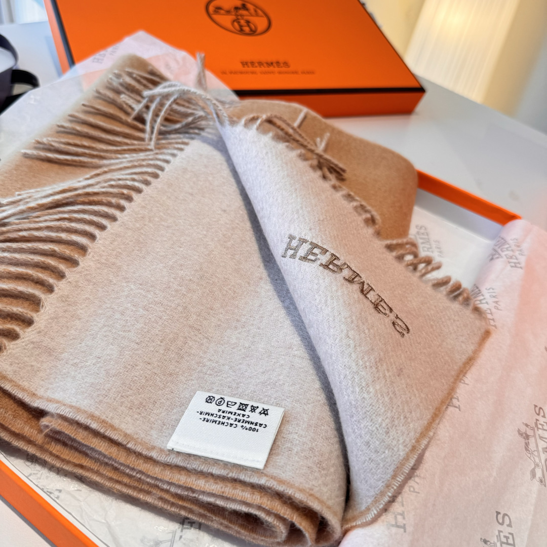 HERMFS【爱马仕】巴黎时装展双面羊绒围巾！采用蒙古高原细羊绒！手感满满地都是细腻的绒毛！这个价格绝对