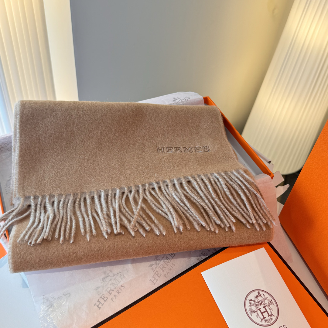 HERMFS【爱马仕】巴黎时装展双面羊绒围巾！采用蒙古高原细羊绒！手感满满地都是细腻的绒毛！这个价格绝对