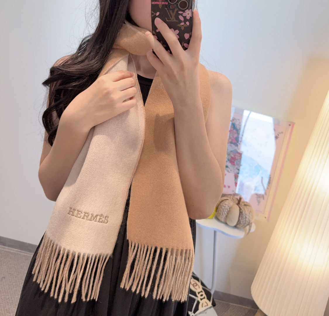HERMFS【爱马仕】巴黎时装展双面羊绒围巾！采用蒙古高原细羊绒！手感满满地都是细腻的绒毛！这个价格绝对