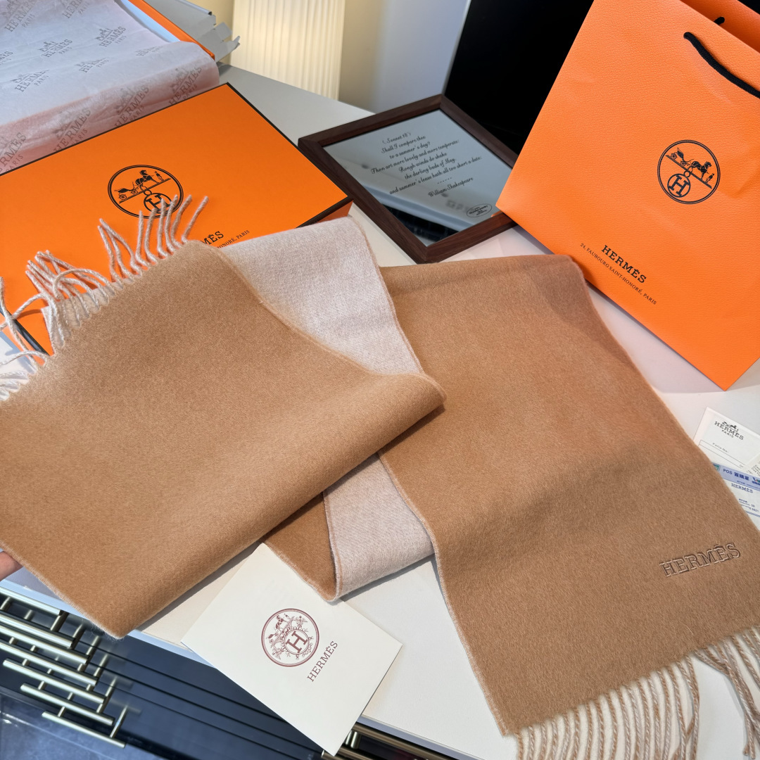 HERMFS【爱马仕】巴黎时装展双面羊绒围巾！采用蒙古高原细羊绒！手感满满地都是细腻的绒毛！这个价格绝对