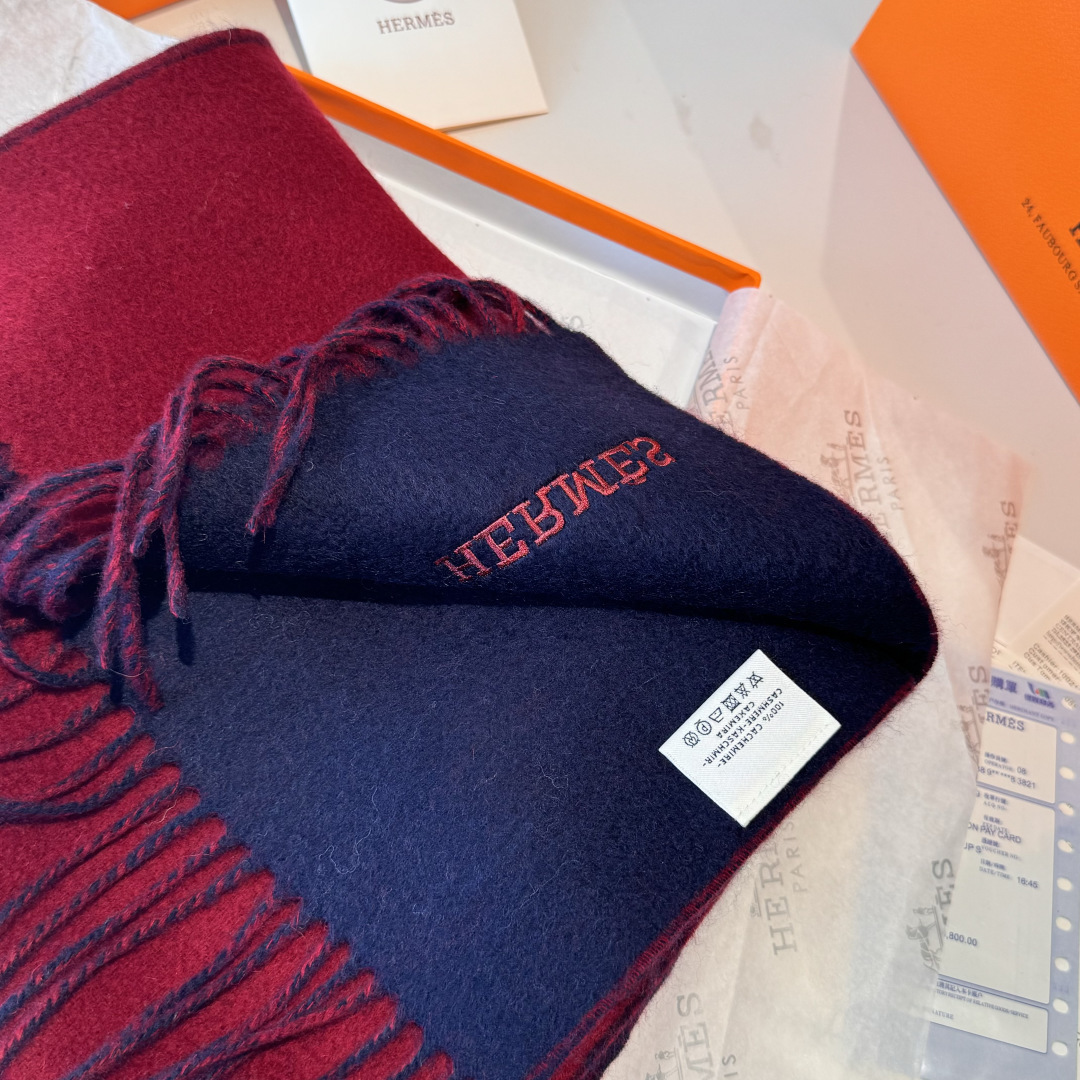 HERMFS【爱马仕】巴黎时装展双面羊绒围巾！采用蒙古高原细羊绒！手感满满地都是细腻的绒毛！这个价格绝对