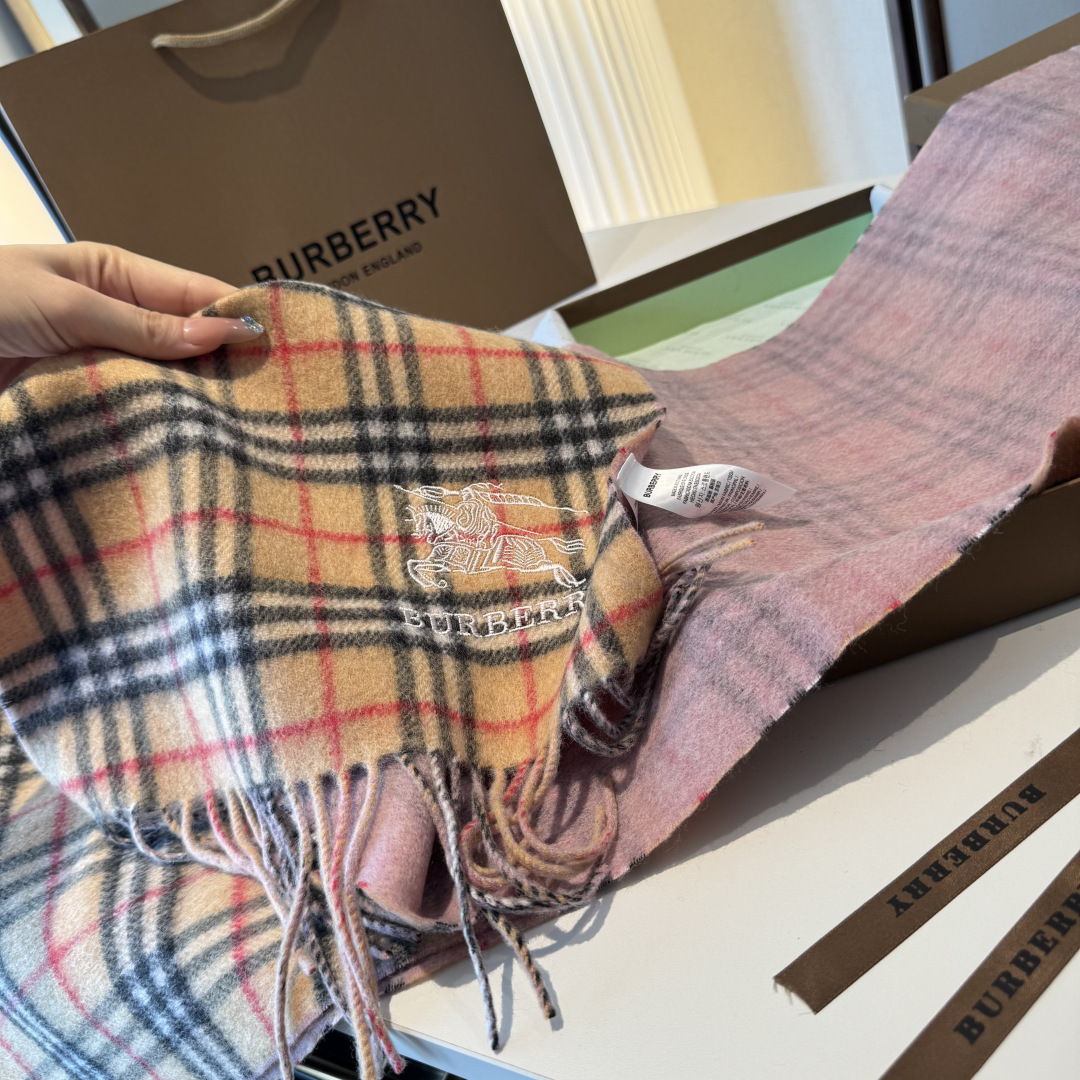 ✨✨Burberry · 巴宝莉双面围巾❗好看的要疯掉了，太有型太有魅力了❗❗非常斯文时尚的秋冬单品！真