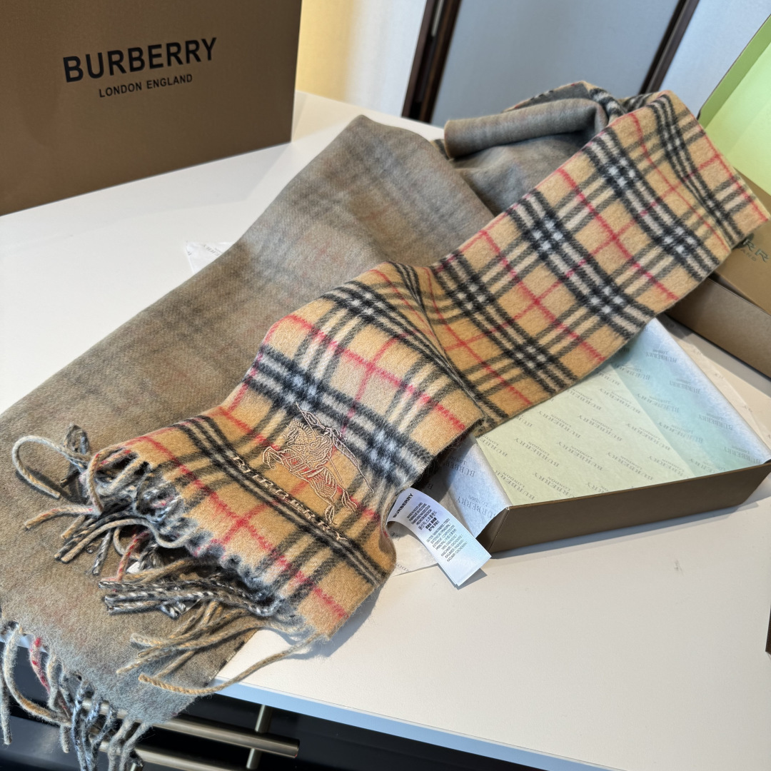 ✨✨Burberry · 巴宝莉双面围巾❗好看的要疯掉了，太有型太有魅力了❗❗非常斯文时尚的秋冬单品！真