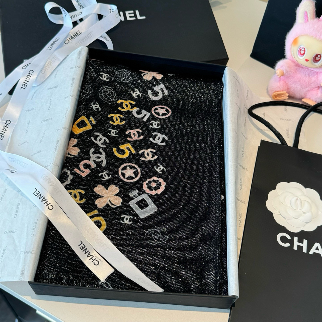 上新❤️超级有腔调！！！巨巨巨巨美的闪光女神】谁懂这种秋冬调性的美啊？！！！这款小香披肩也是我疯狂喜欢的