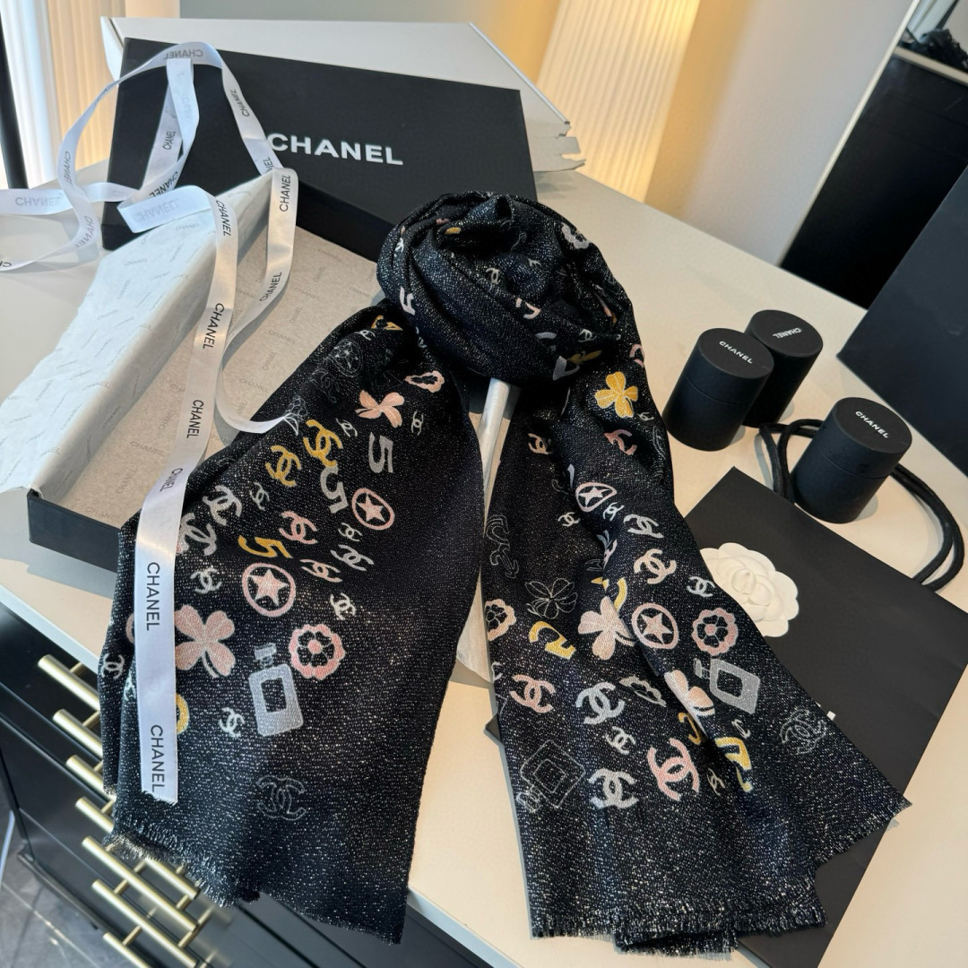 上新❤️超级有腔调！！！巨巨巨巨美的闪光女神】谁懂这种秋冬调性的美啊？！！！这款小香披肩也是我疯狂喜欢的