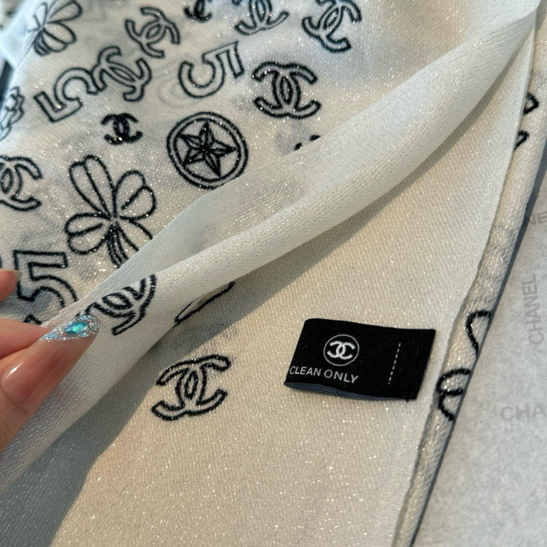 上新❤️超级有腔调！！！巨巨巨巨美的闪光女神】谁懂这种秋冬调性的美啊？！！！这款小香披肩也是我疯狂喜欢的