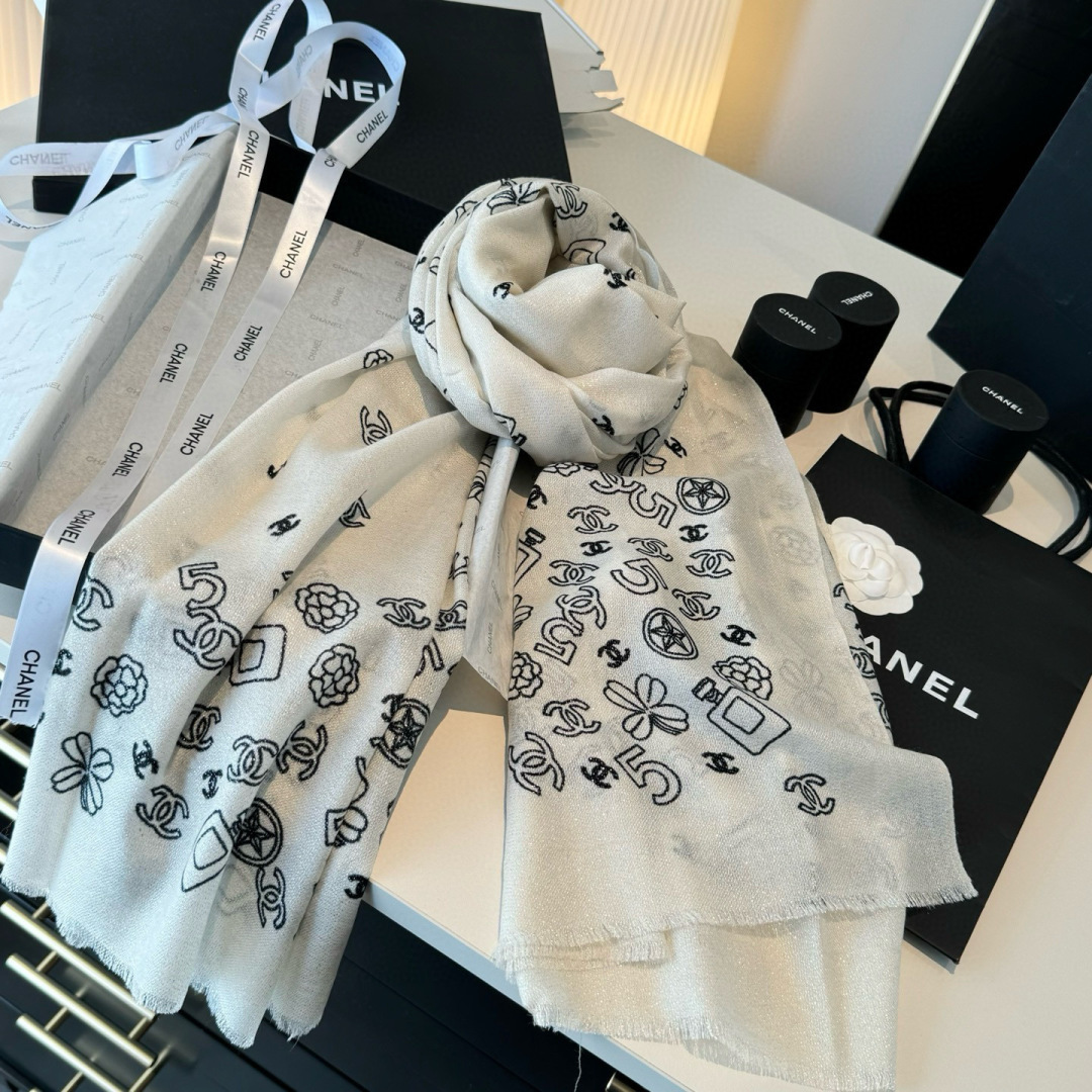 上新❤️超级有腔调！！！巨巨巨巨美的闪光女神】谁懂这种秋冬调性的美啊？！！！这款小香披肩也是我疯狂喜欢的