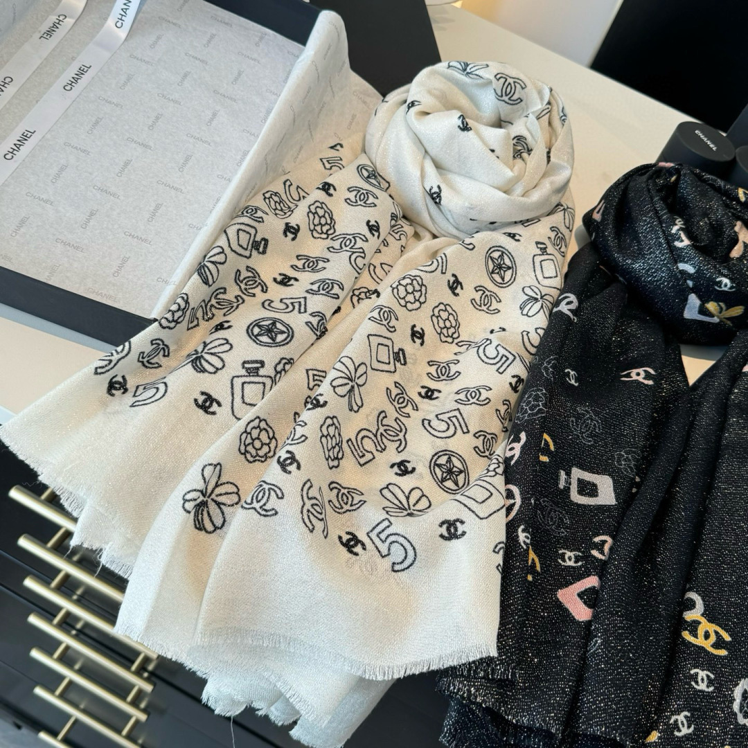 上新❤️超级有腔调！！！巨巨巨巨美的闪光女神】谁懂这种秋冬调性的美啊？！！！这款小香披肩也是我疯狂喜欢的