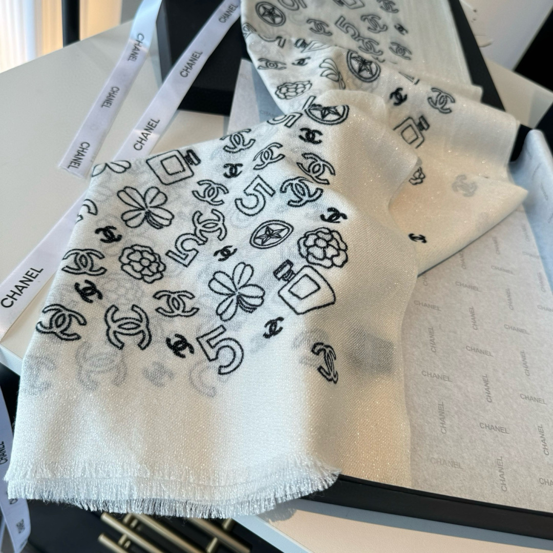 上新❤️超级有腔调！！！巨巨巨巨美的闪光女神】谁懂这种秋冬调性的美啊？！！！这款小香披肩也是我疯狂喜欢的