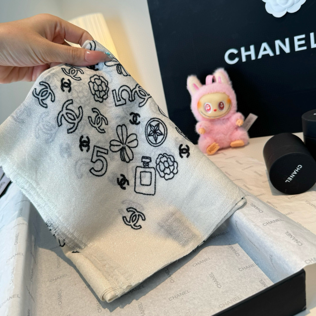 上新❤️超级有腔调！！！巨巨巨巨美的闪光女神】谁懂这种秋冬调性的美啊？！！！这款小香披肩也是我疯狂喜欢的