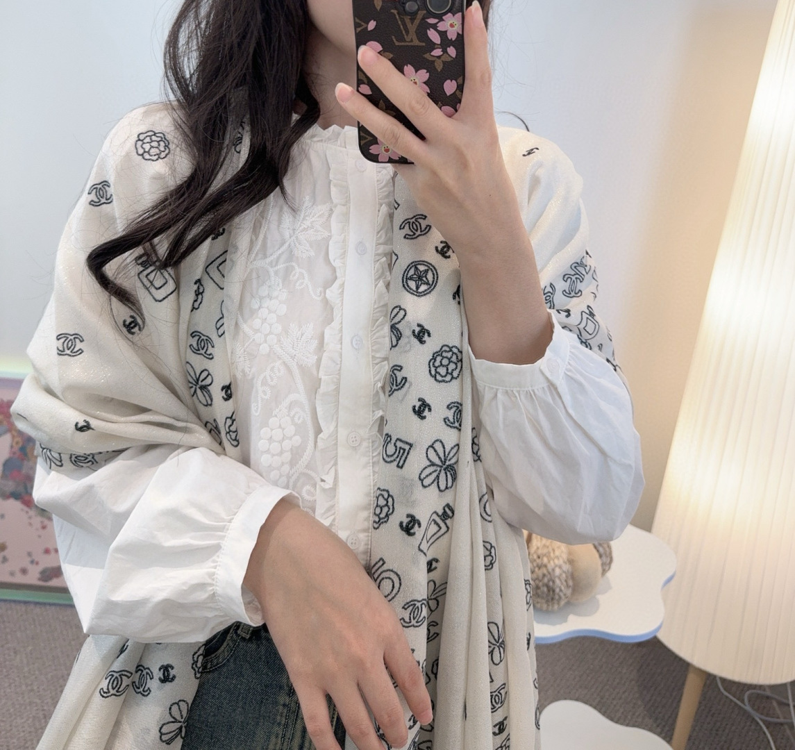 上新❤️超级有腔调！！！巨巨巨巨美的闪光女神】谁懂这种秋冬调性的美啊？！！！这款小香披肩也是我疯狂喜欢的