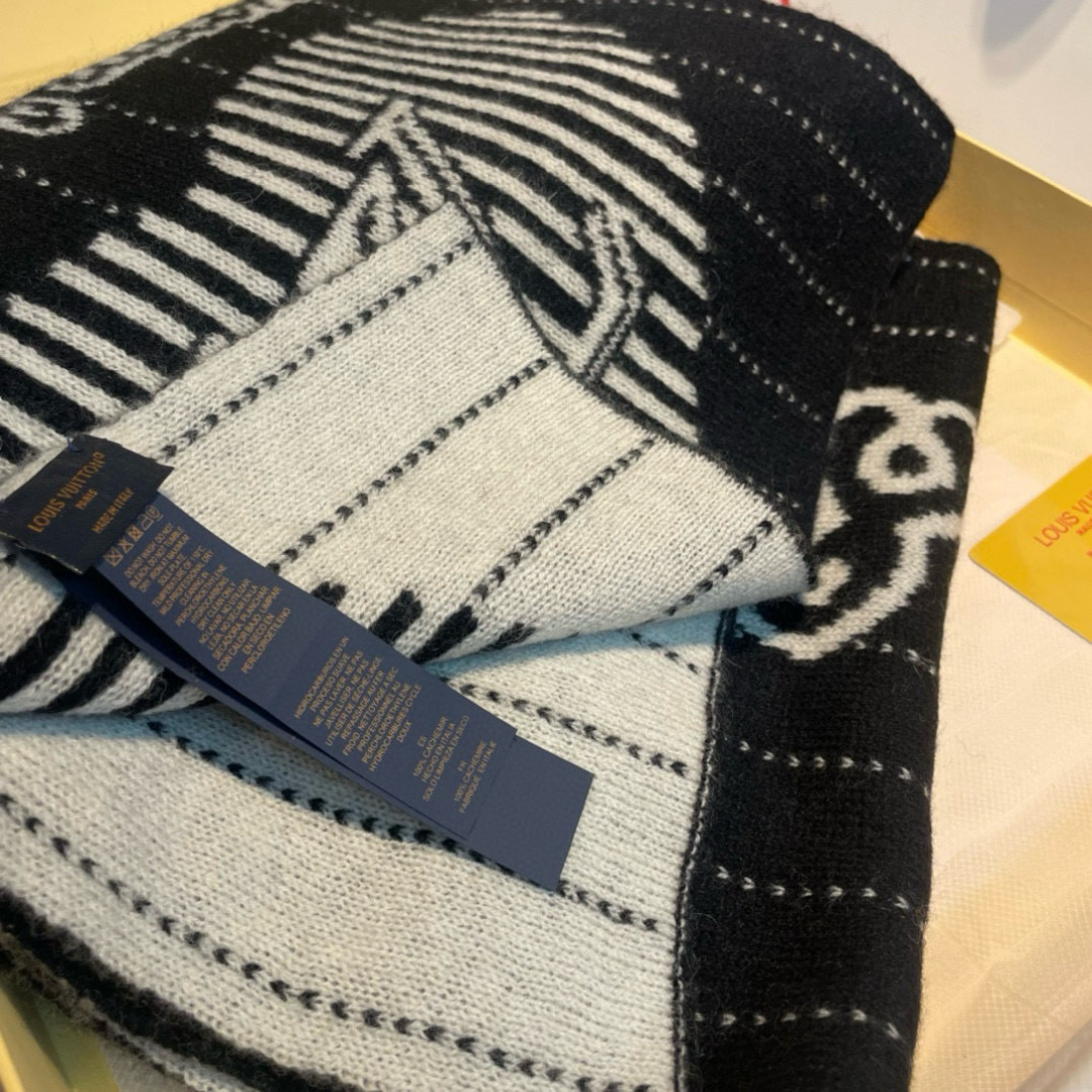 爆款上新 情侣款👍👍LV 独家牛货🐂 奢华尽在尺寸之间，高端品质‼️具有超高羊绒品质才会被此品牌青睐‼️