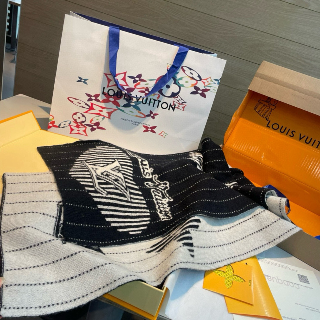 爆款上新 情侣款👍👍LV 独家牛货🐂 奢华尽在尺寸之间，高端品质‼️具有超高羊绒品质才会被此品牌青睐‼️