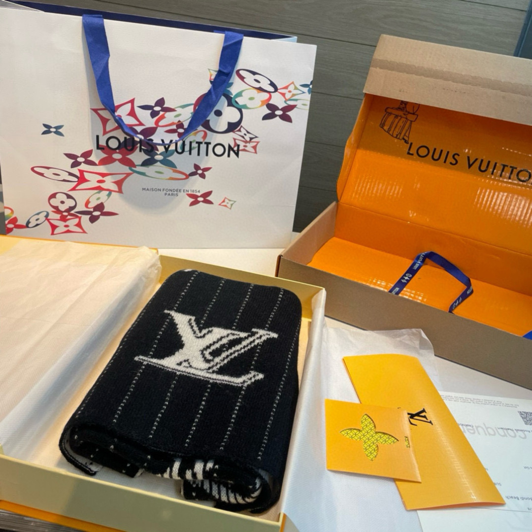 爆款上新 情侣款👍👍LV 独家牛货🐂 奢华尽在尺寸之间，高端品质‼️具有超高羊绒品质才会被此品牌青睐‼️