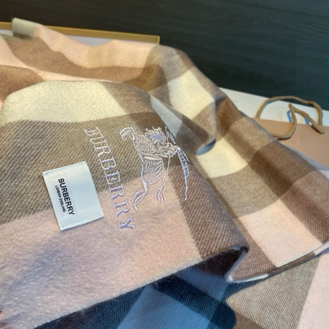 巴宝莉经典格子万年款，bbr战马刺绣🪡经典【大格披肩】品质手感好到不行‼️100%羊羔绒♨️高尖端产物⚠