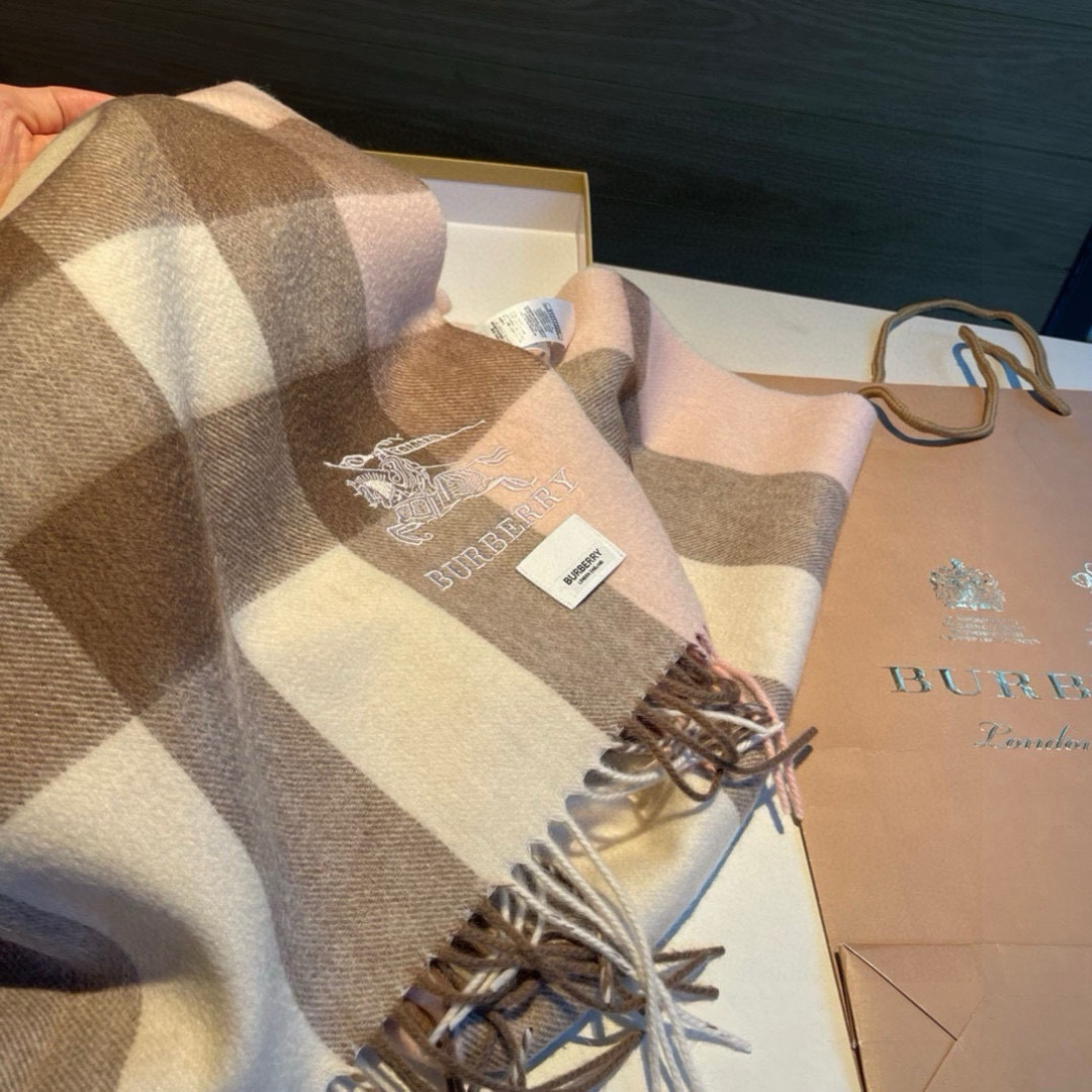 巴宝莉经典格子万年款，bbr战马刺绣🪡经典【大格披肩】品质手感好到不行‼️100%羊羔绒♨️高尖端产物⚠