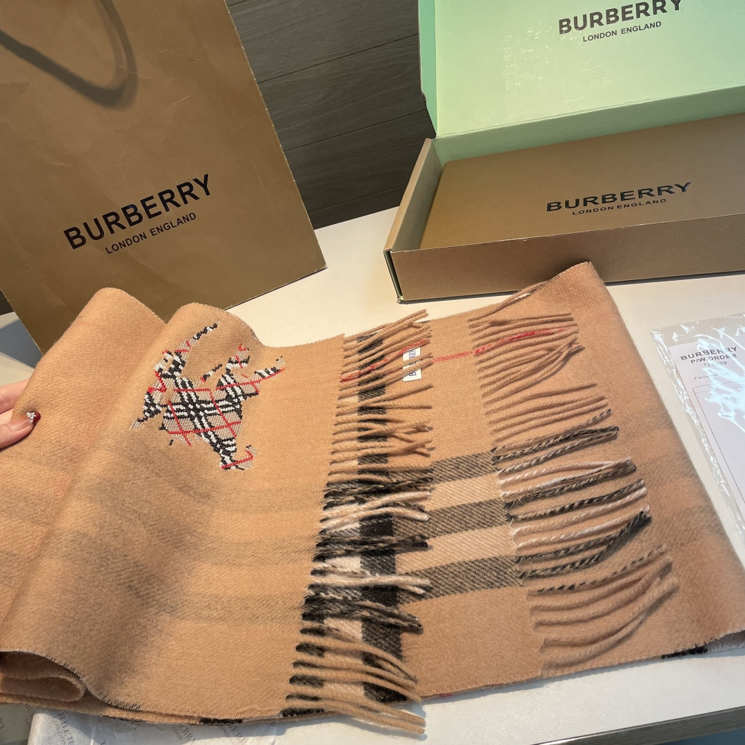 巴宝莉十字绣战马 👏👏超级有品百搭的款，。绝对质量好到爆的超值❗️最新出口🇬🇧男女羊绒围巾.手感细腻度非