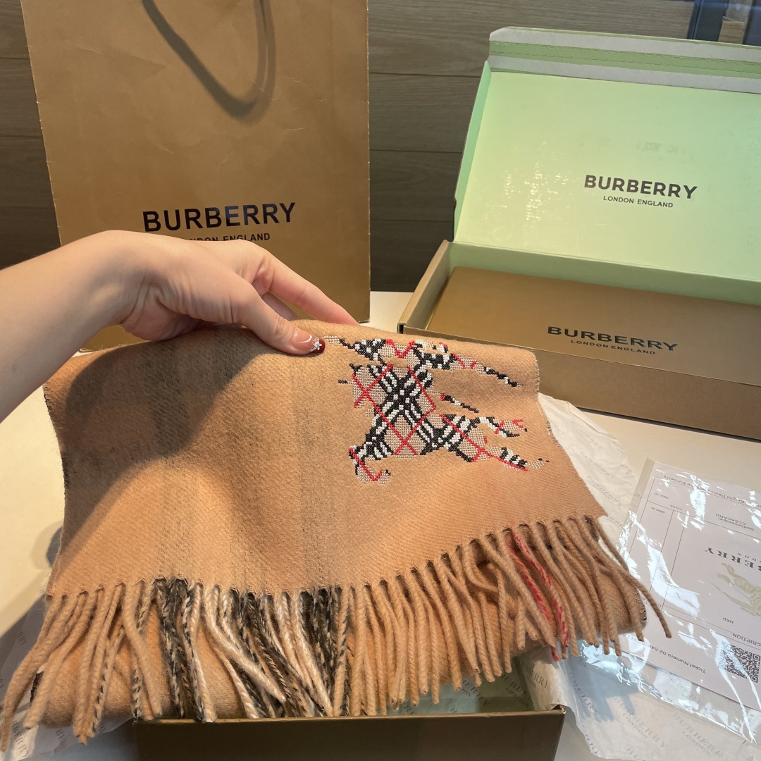 巴宝莉十字绣战马 👏👏超级有品百搭的款，。绝对质量好到爆的超值❗️最新出口🇬🇧男女羊绒围巾.手感细腻度非