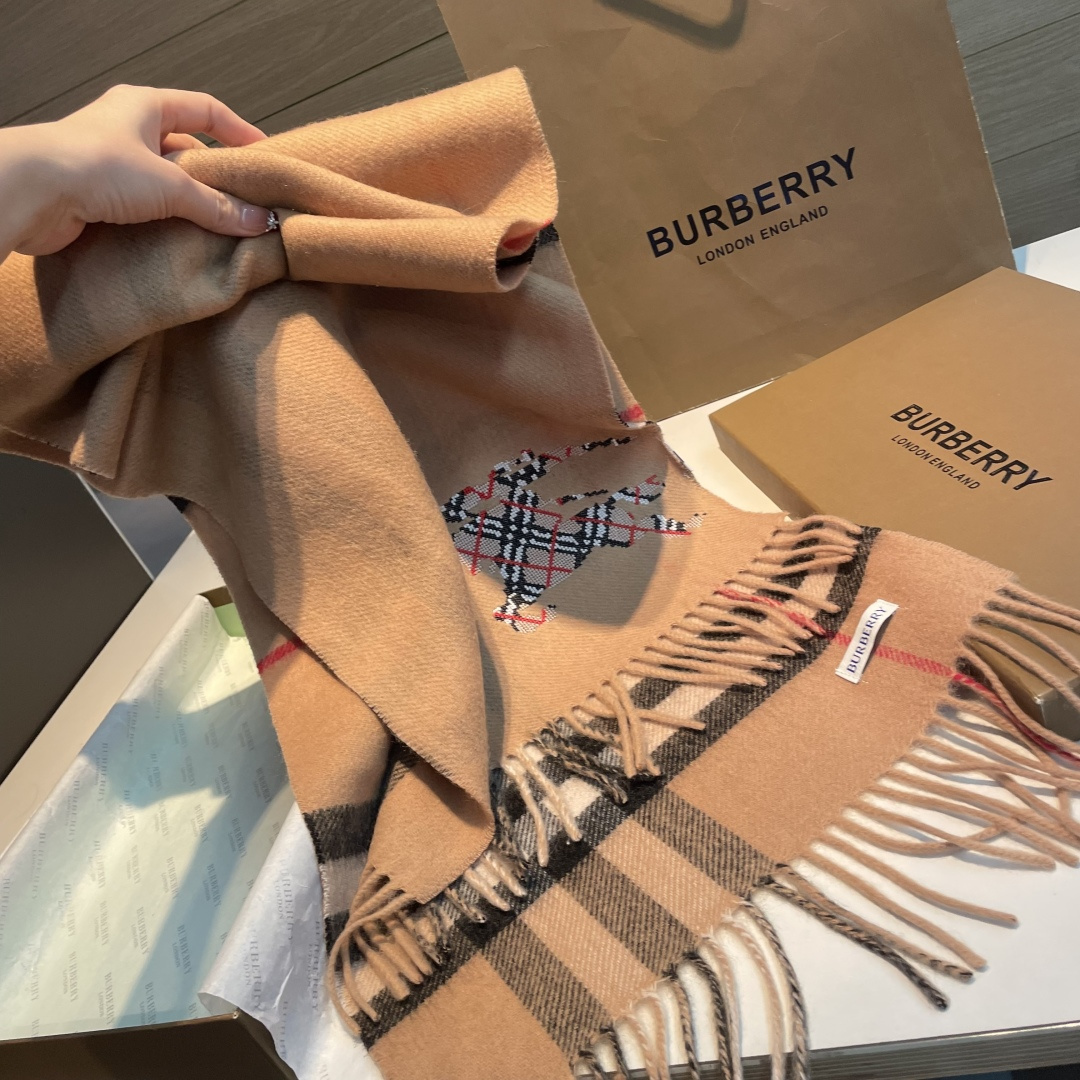 巴宝莉十字绣战马 👏👏超级有品百搭的款，。绝对质量好到爆的超值❗️最新出口🇬🇧男女羊绒围巾.手感细腻度非