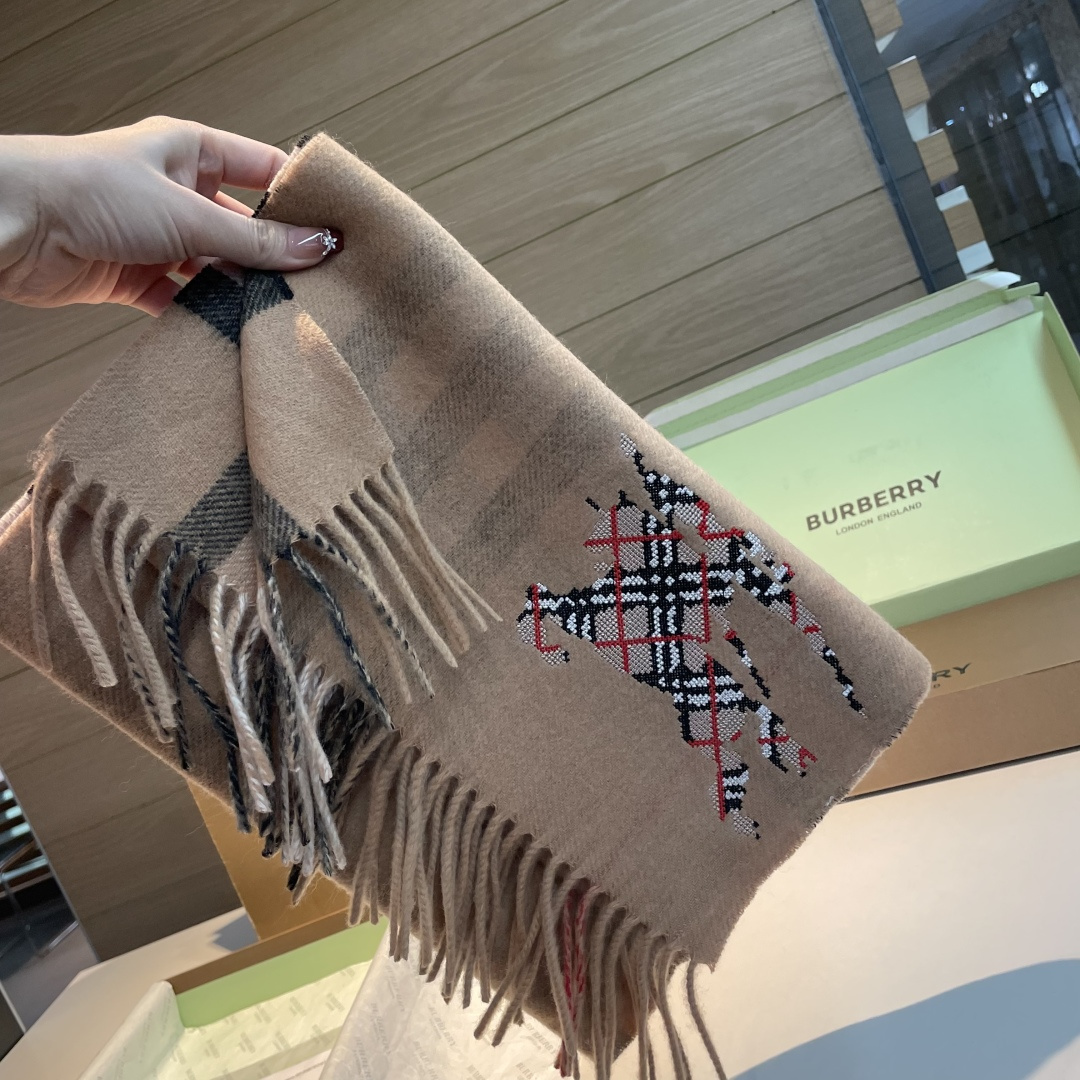 巴宝莉十字绣战马 👏👏超级有品百搭的款，。绝对质量好到爆的超值❗️最新出口🇬🇧男女羊绒围巾.手感细腻度非