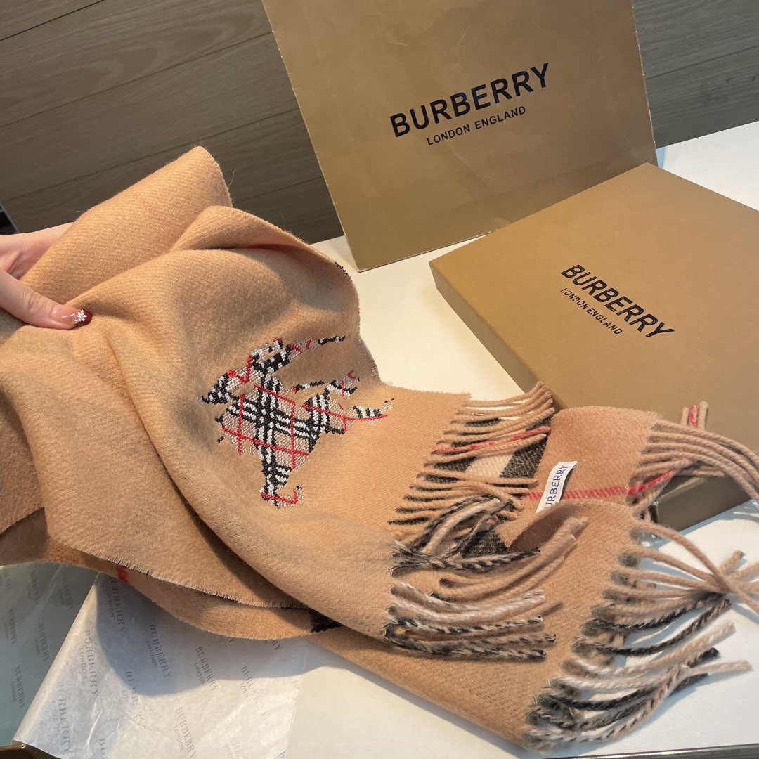 巴宝莉十字绣战马 👏👏超级有品百搭的款，。绝对质量好到爆的超值❗️最新出口🇬🇧男女羊绒围巾.手感细腻度非