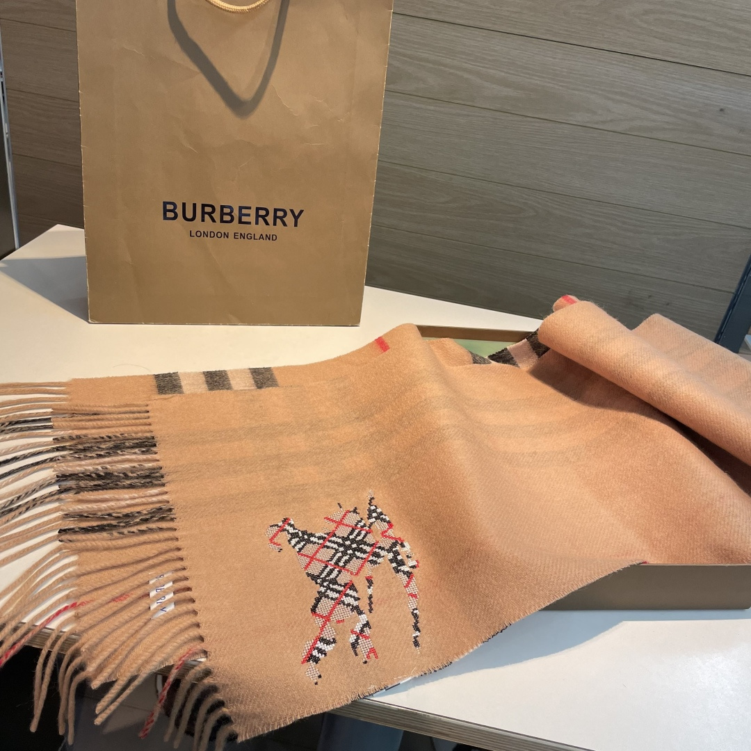 巴宝莉十字绣战马 👏👏超级有品百搭的款，。绝对质量好到爆的超值❗️最新出口🇬🇧男女羊绒围巾.手感细腻度非