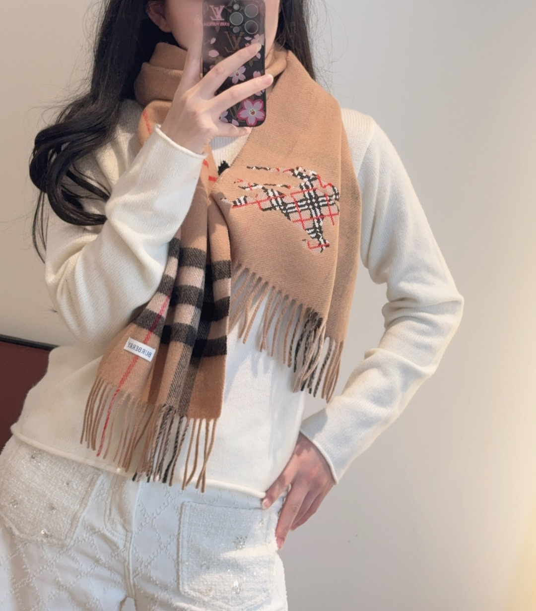 巴宝莉十字绣战马 👏👏超级有品百搭的款，。绝对质量好到爆的超值❗️最新出口🇬🇧男女羊绒围巾.手感细腻度非