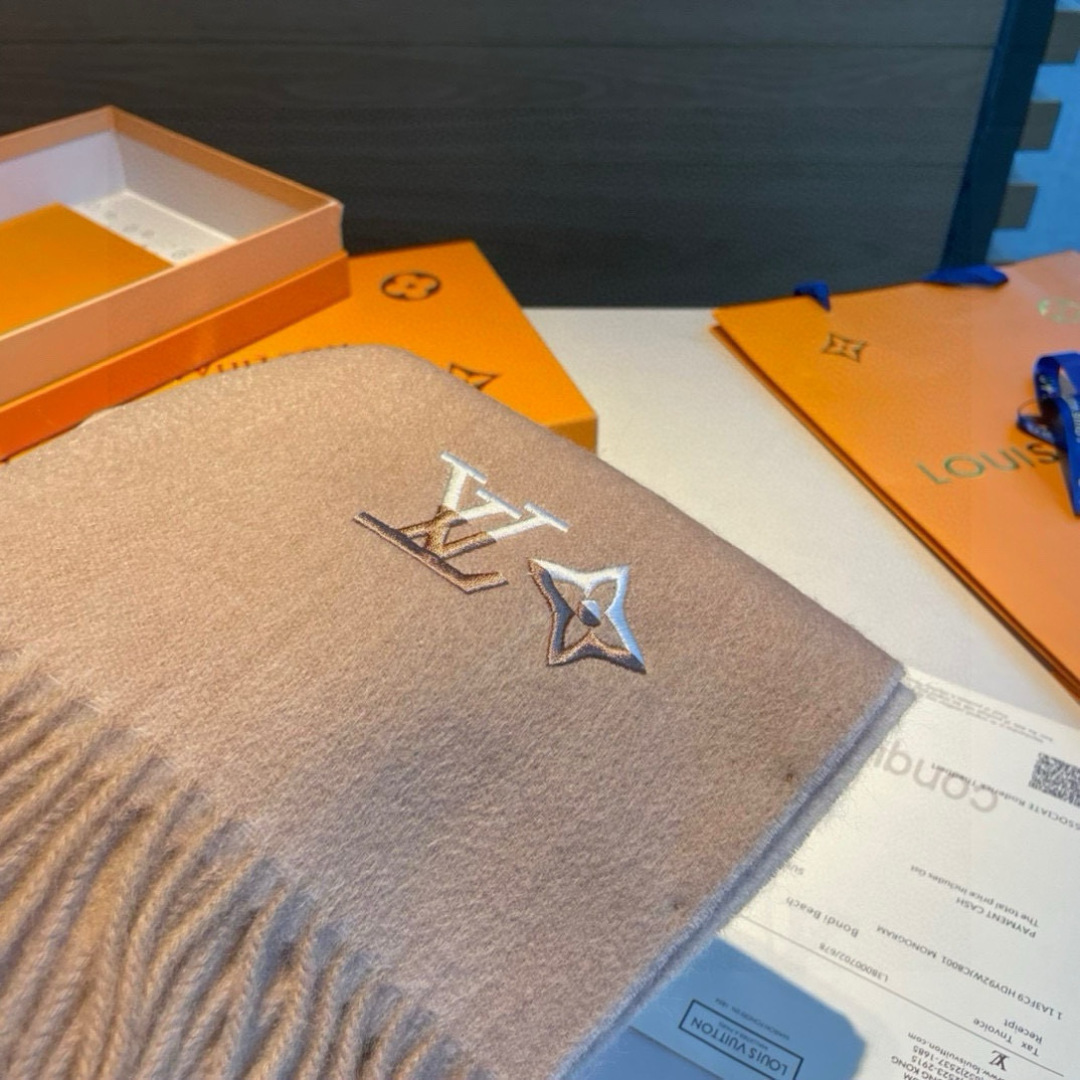Louis Vuitton。 【刺绣羊绒围巾】怒赞自留，难得的高端男款！家属福利！L非常正的男士围巾~面