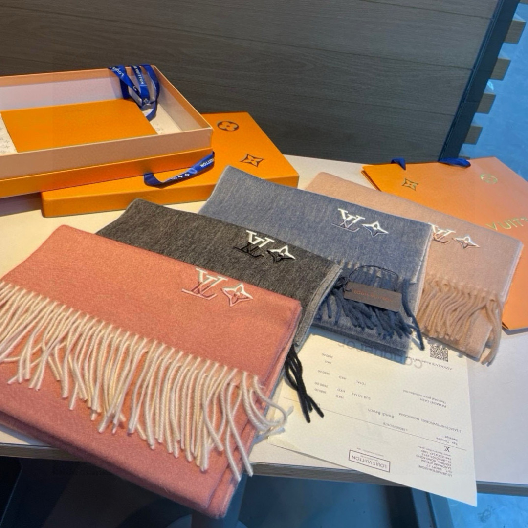 Louis Vuitton。 【刺绣羊绒围巾】怒赞自留，难得的高端男款！家属福利！L非常正的男士围巾~面