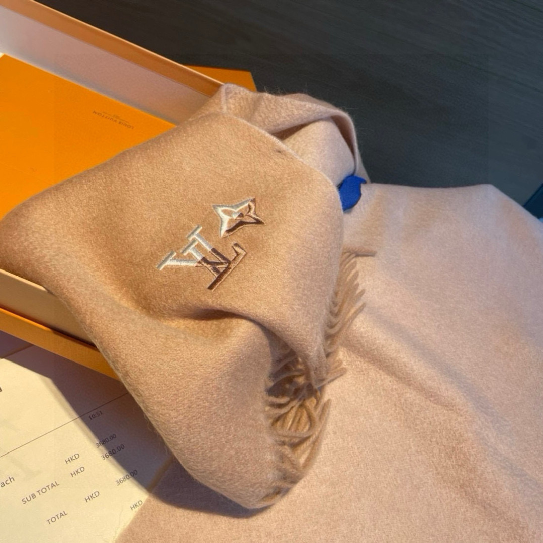 Louis Vuitton。 【刺绣羊绒围巾】怒赞自留，难得的高端男款！家属福利！L非常正的男士围巾~面