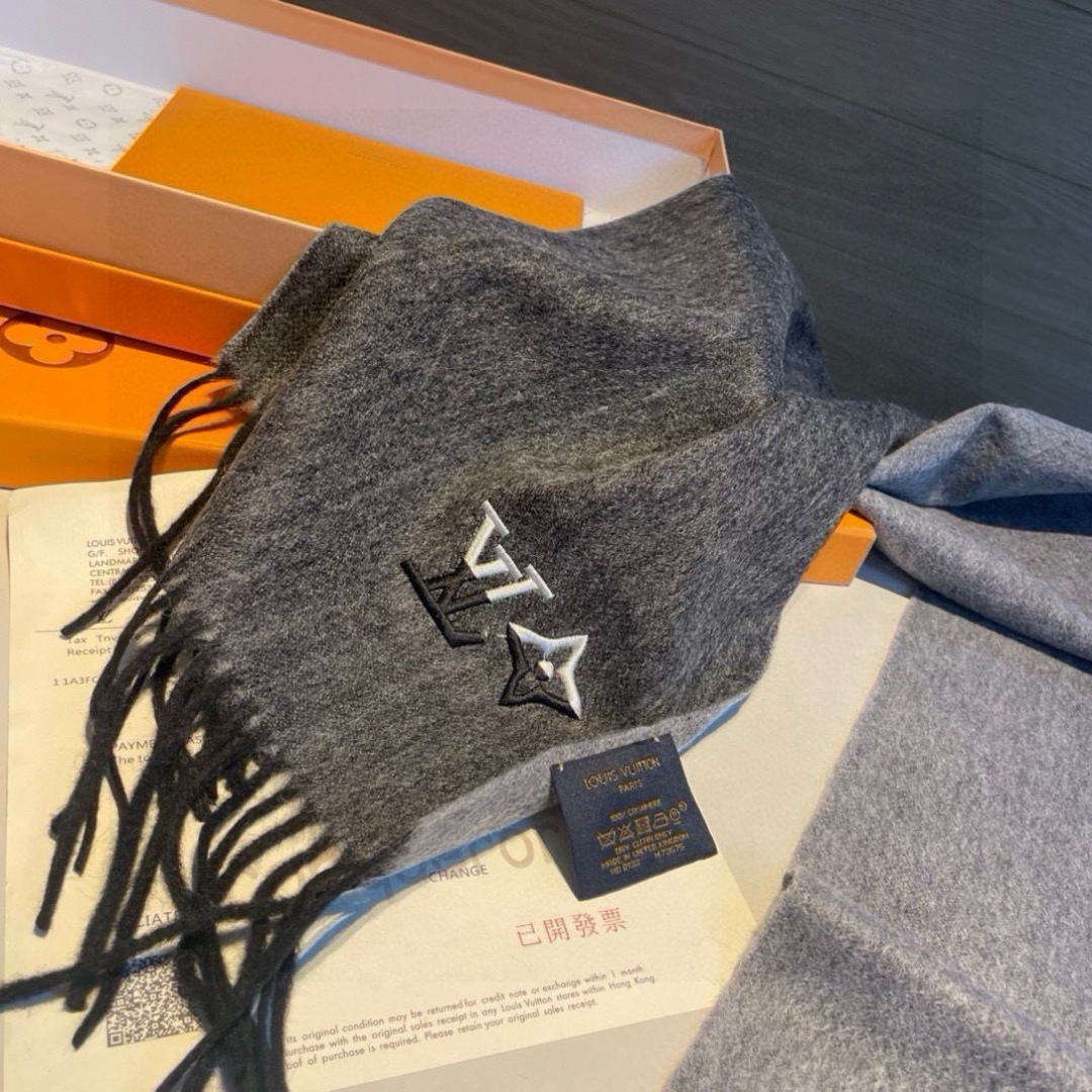 Louis Vuitton。 【刺绣羊绒围巾】怒赞自留，难得的高端男款！家属福利！L非常正的男士围巾~面