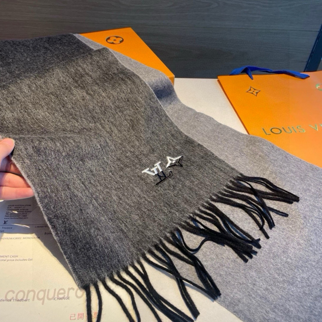 Louis Vuitton。 【刺绣羊绒围巾】怒赞自留，难得的高端男款！家属福利！L非常正的男士围巾~面