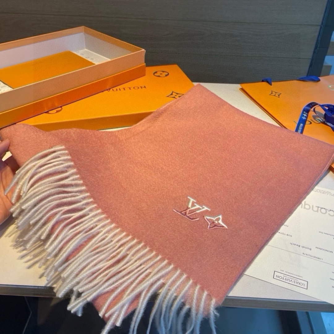 Louis Vuitton。 【刺绣羊绒围巾】怒赞自留，难得的高端男款！家属福利！L非常正的男士围巾~面