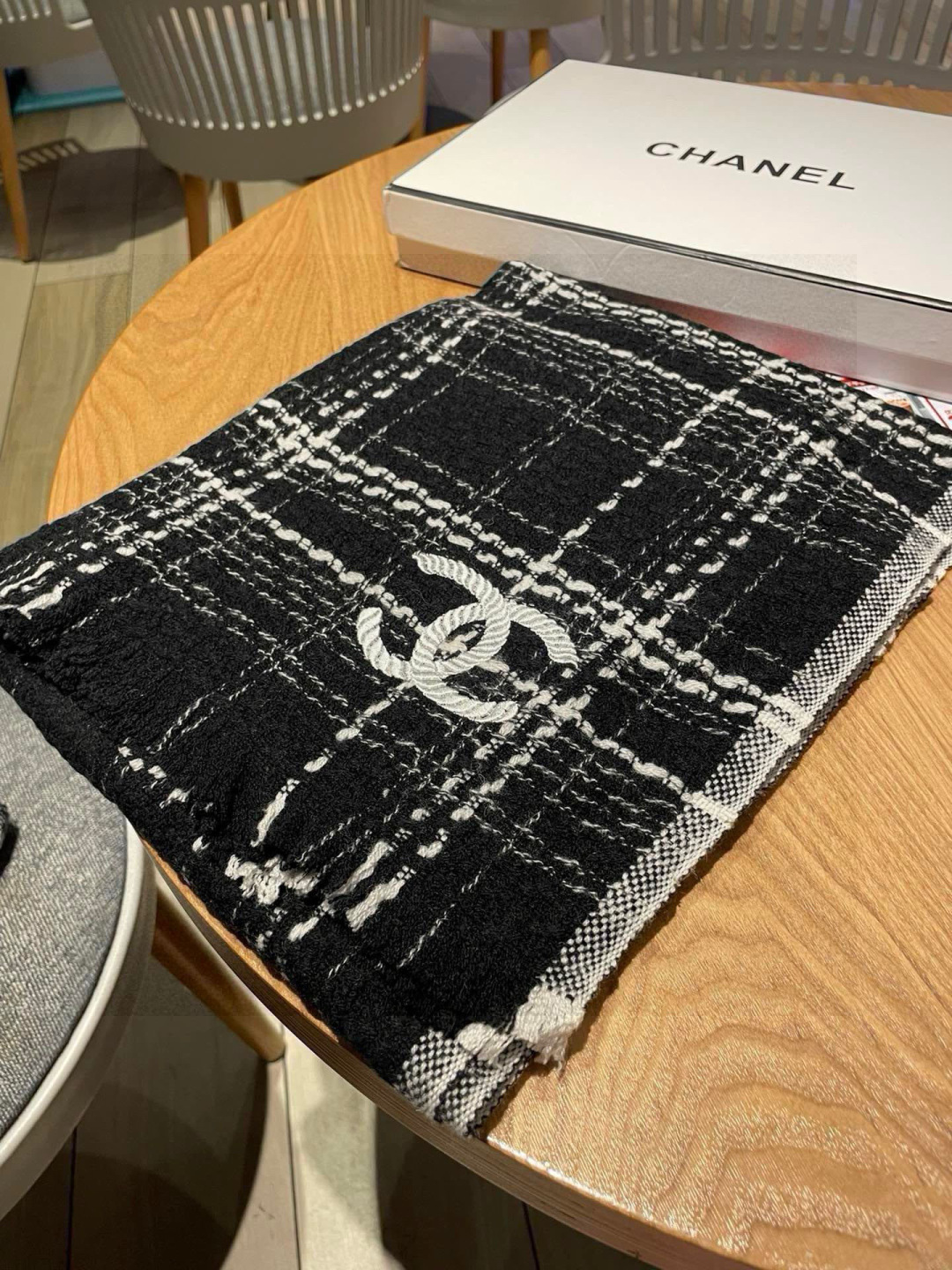 😘新款 搭配利器🆕🆕 香奈儿系列货 专供viP 产品 ♥顶级苏格兰进口绵羊毛 纹路织法使围巾赋有弹性且柔