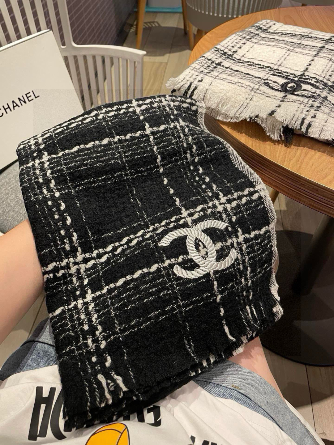 😘新款 搭配利器🆕🆕 香奈儿系列货 专供viP 产品 ♥顶级苏格兰进口绵羊毛 纹路织法使围巾赋有弹性且柔